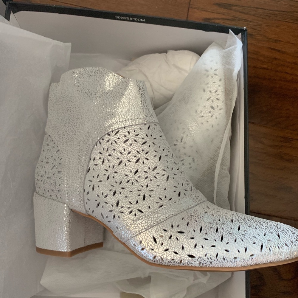 NWT Anthropologie Silent D Pearsy perforated boots - Picture 4 of 6